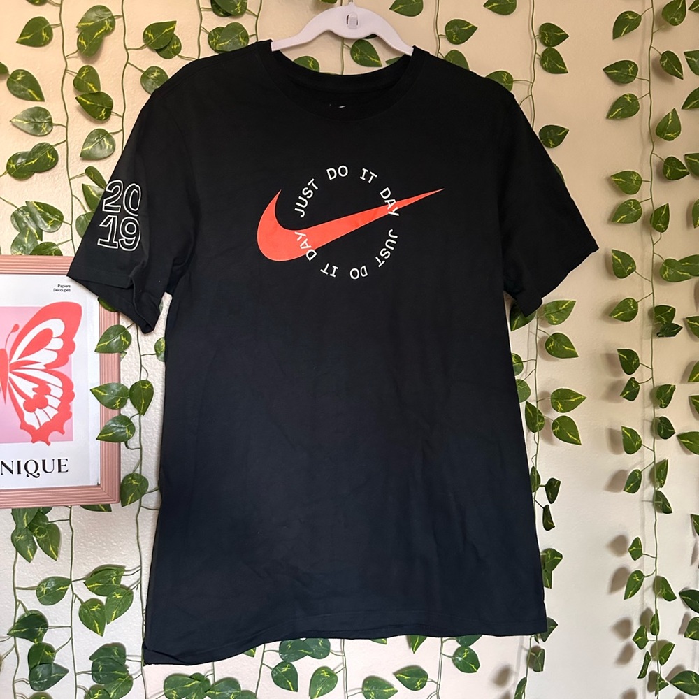Unisex Nike Tee Shirt Size Medium